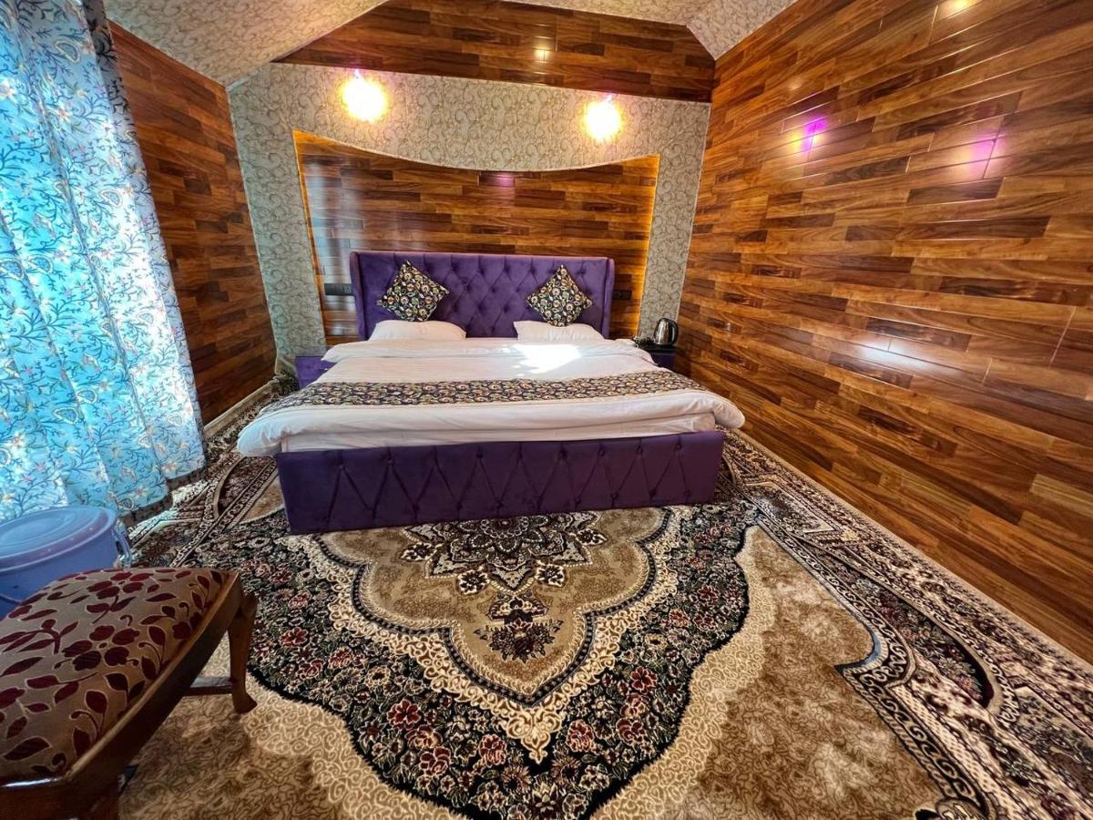 The Heritage Safina Group Of Houseboats Hotell Srīnagar Exteriör bild