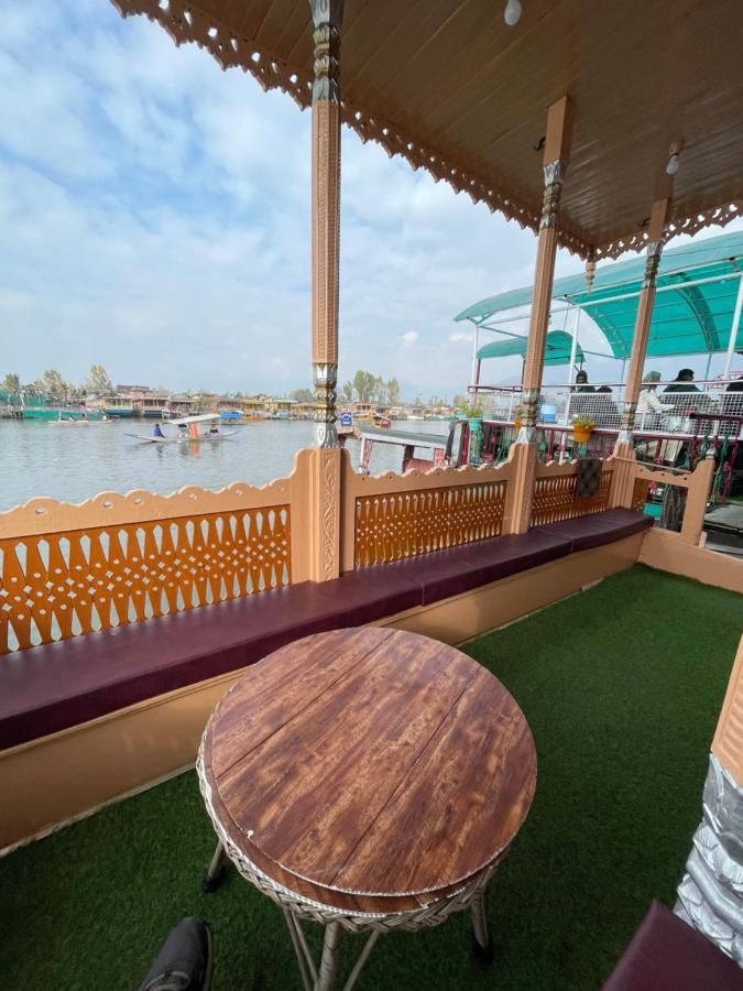 The Heritage Safina Group Of Houseboats Hotell Srīnagar Exteriör bild