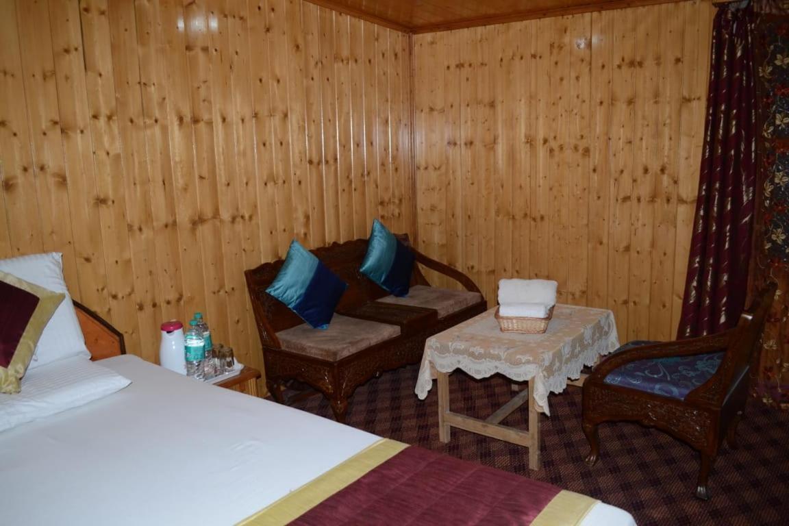 The Heritage Safina Group Of Houseboats Hotell Srīnagar Exteriör bild