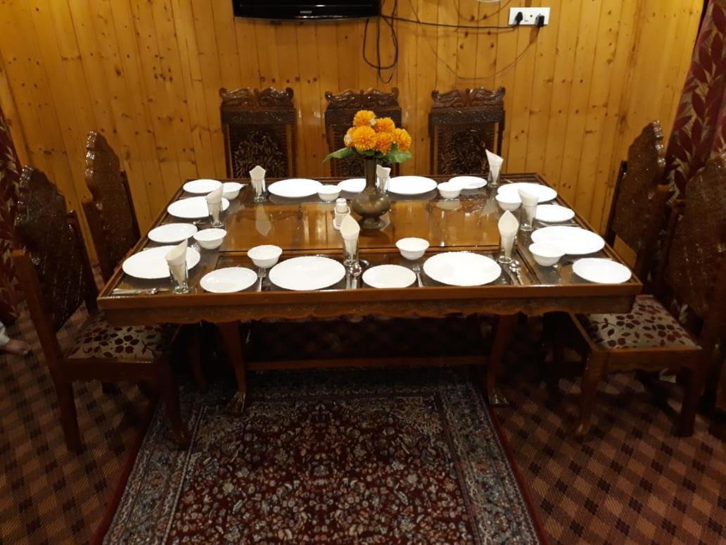 The Heritage Safina Group Of Houseboats Hotell Srīnagar Exteriör bild