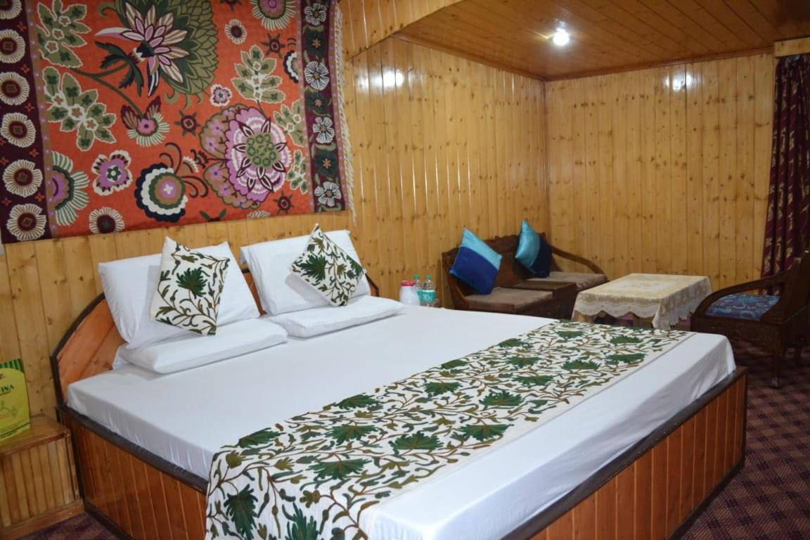 The Heritage Safina Group Of Houseboats Hotell Srīnagar Exteriör bild