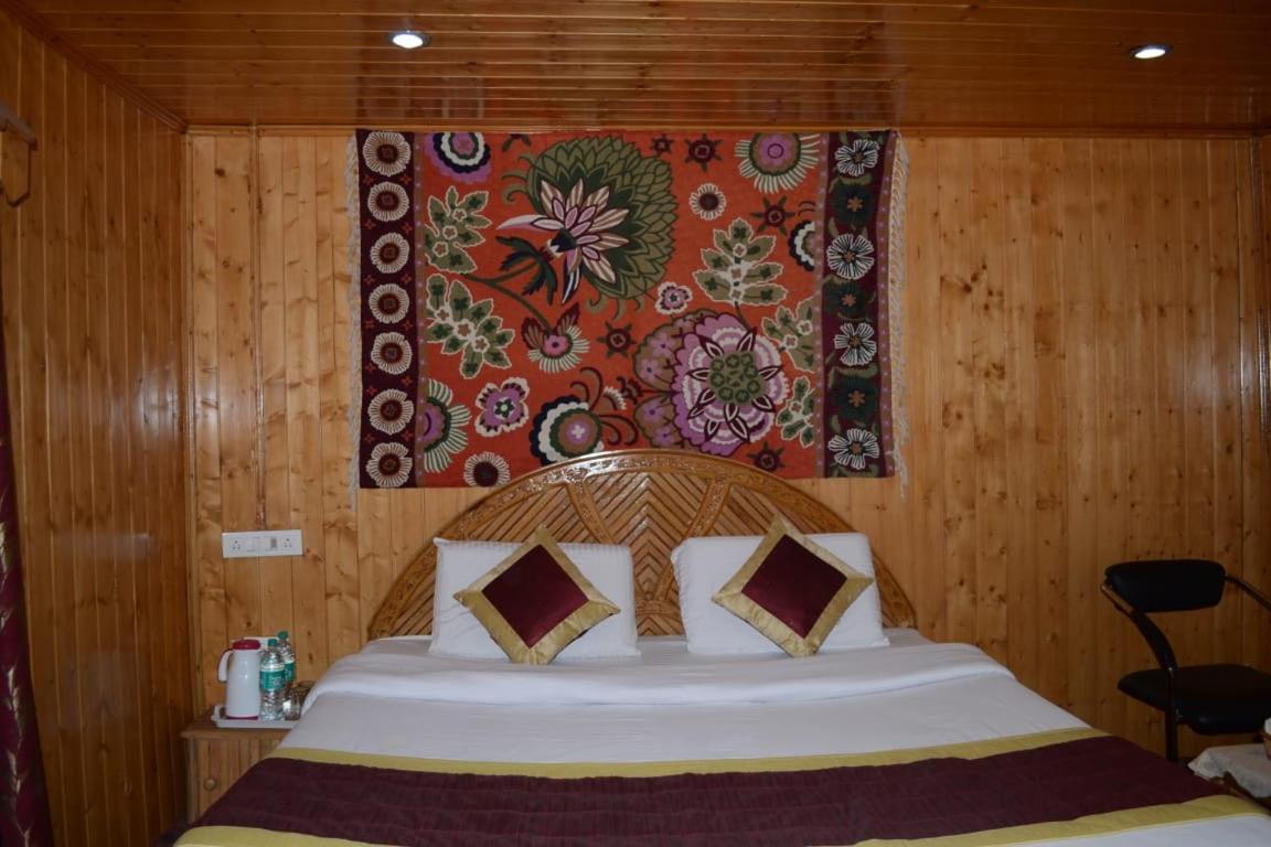 The Heritage Safina Group Of Houseboats Hotell Srīnagar Exteriör bild