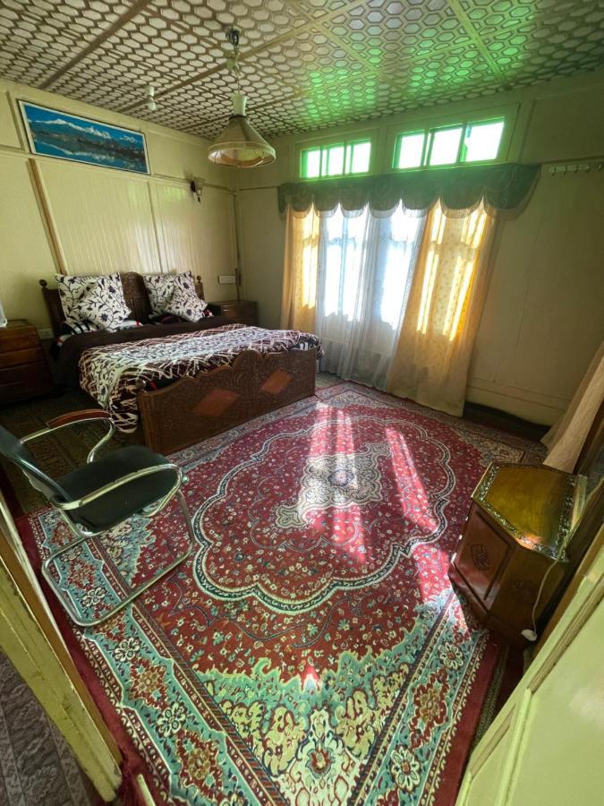 The Heritage Safina Group Of Houseboats Hotell Srīnagar Exteriör bild