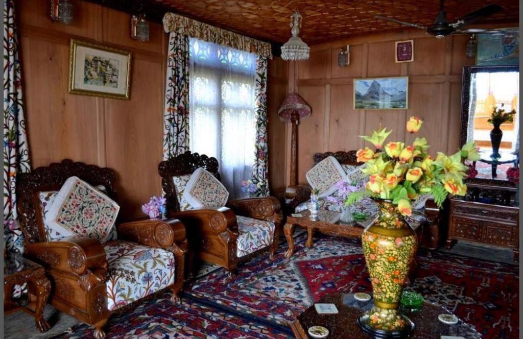 The Heritage Safina Group Of Houseboats Hotell Srīnagar Exteriör bild