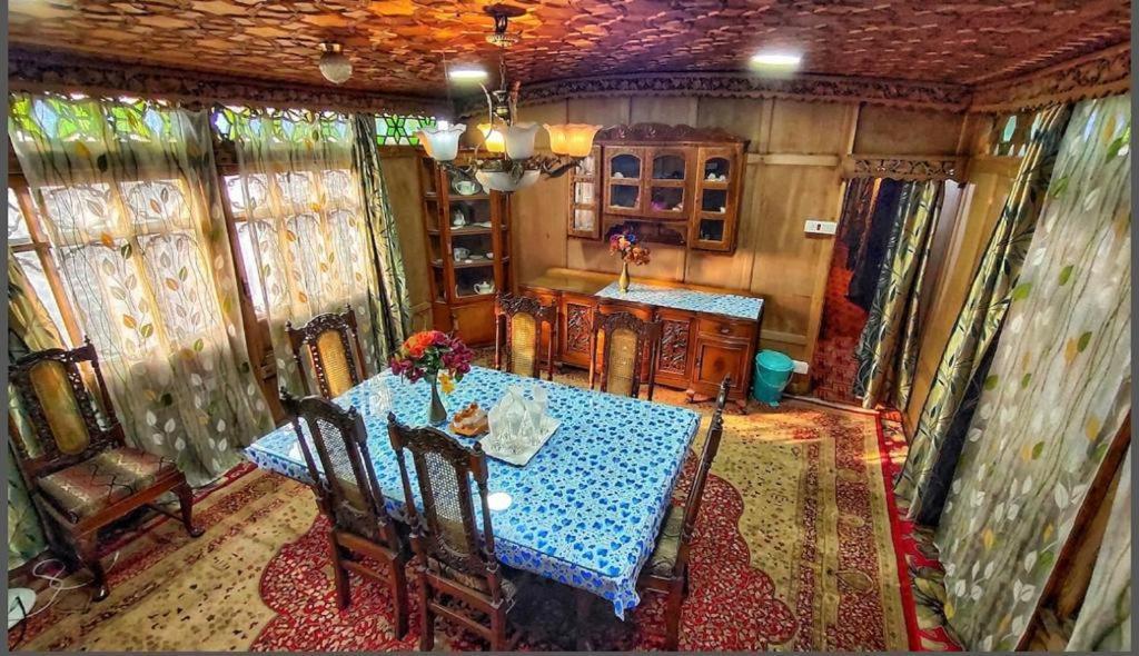 The Heritage Safina Group Of Houseboats Hotell Srīnagar Exteriör bild