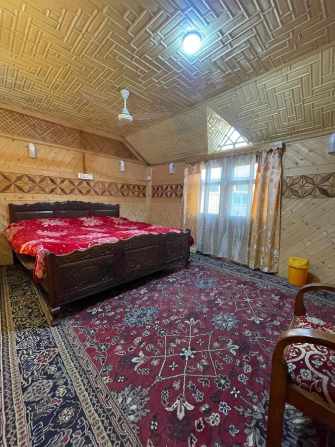 The Heritage Safina Group Of Houseboats Hotell Srīnagar Exteriör bild