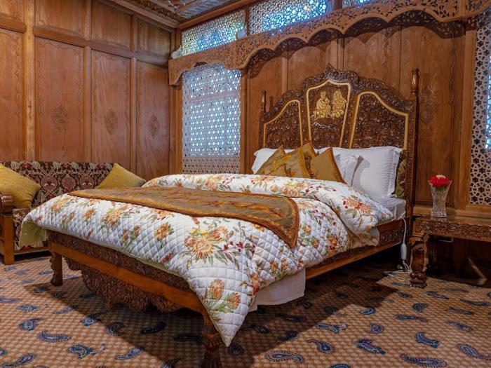 The Heritage Safina Group Of Houseboats Hotell Srīnagar Exteriör bild