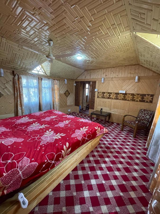 The Heritage Safina Group Of Houseboats Hotell Srīnagar Exteriör bild