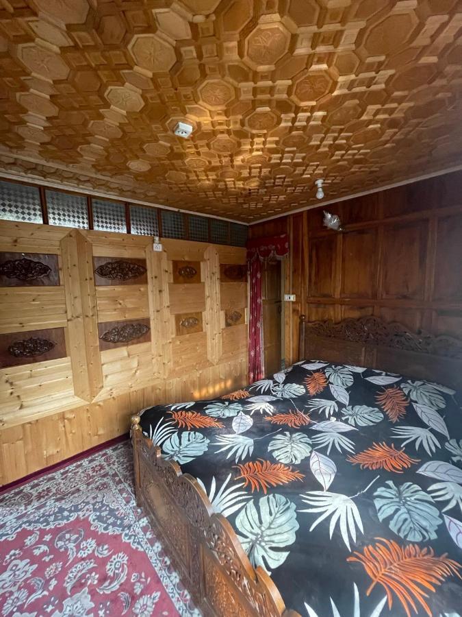The Heritage Safina Group Of Houseboats Hotell Srīnagar Exteriör bild