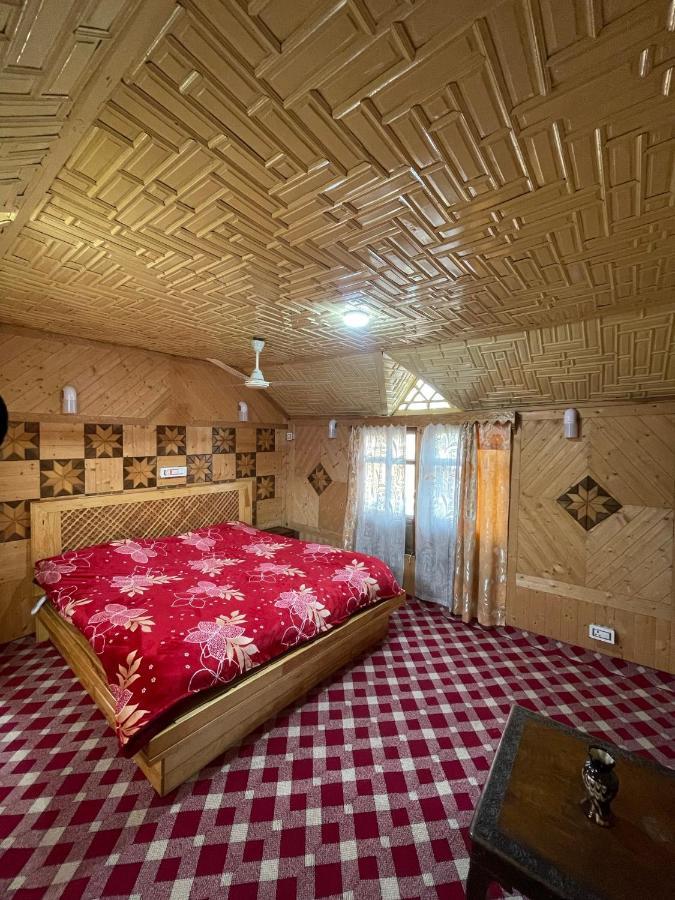 The Heritage Safina Group Of Houseboats Hotell Srīnagar Exteriör bild
