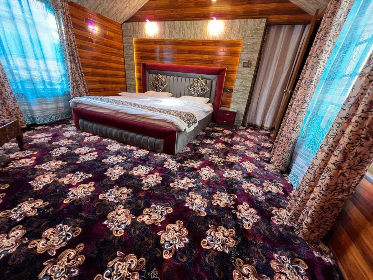 The Heritage Safina Group Of Houseboats Hotell Srīnagar Exteriör bild