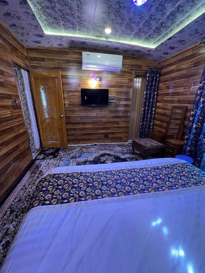 The Heritage Safina Group Of Houseboats Hotell Srīnagar Exteriör bild